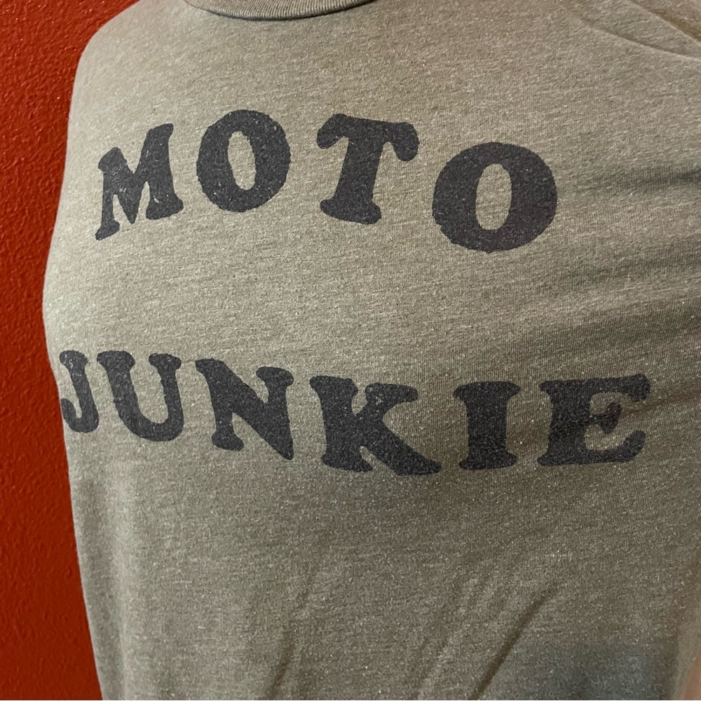 Iron & Resin Men’s Heather Army Green Moto Junkie Spellout Lightweight Tee Shirt - Picture 3 of 5